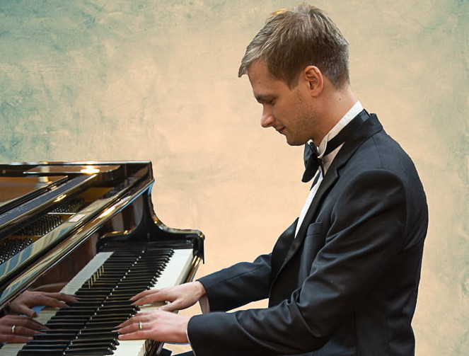 profile picture of Joshua at the piano